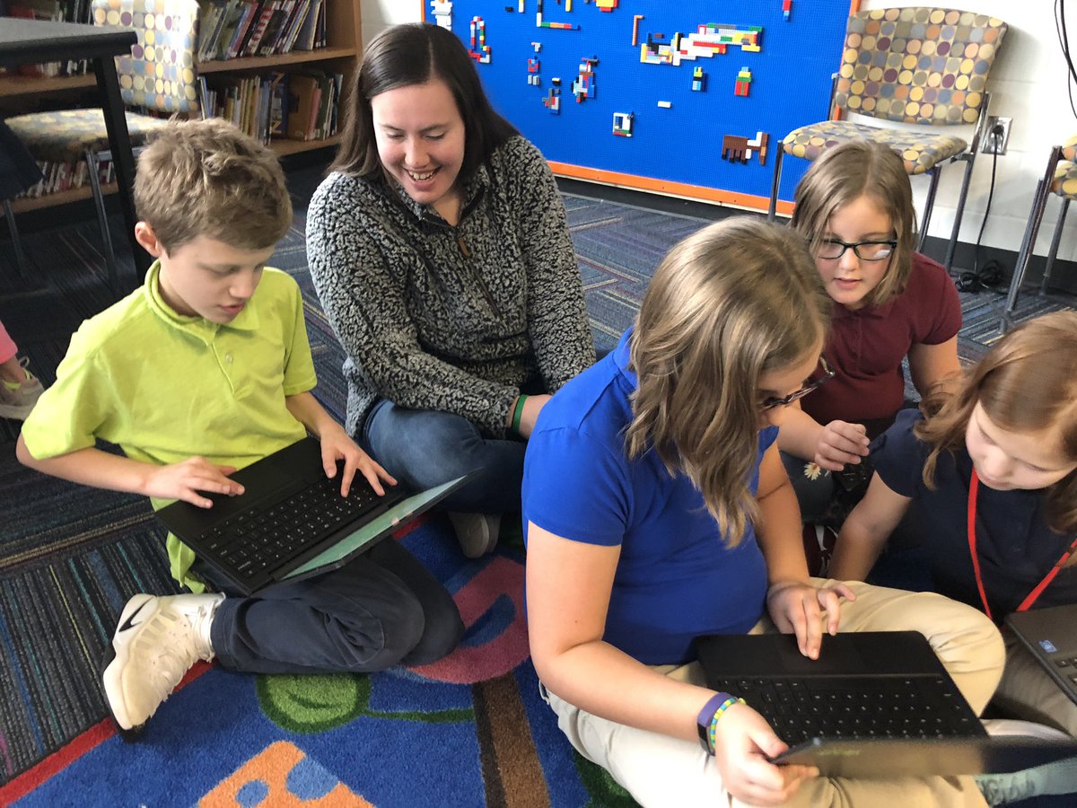 HawkeyeSTEM's tweet photo. Hawkeye Community College preservice teachers help these young programmers through coding challenges! https://t.co/BvSvDB0VbG