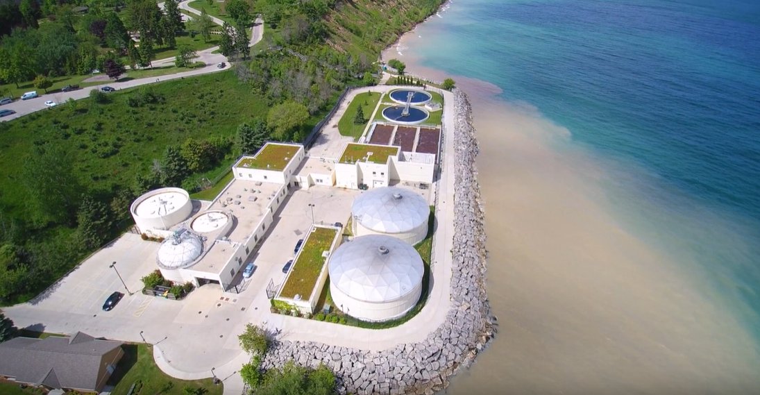AtlasCopcoUSA's tweet photo. Did you know that over 500 million gallons of wastewater are processed through the Port Washington WWTP each year? Learn how our ZS #screwblower helps power this 24/7 process today on #TheCompressedAirBlog. #PoweringYourProcesses | #WeAreMore https://t.co/0ywOYoen3Y https://t.co/TAVP70TkVv