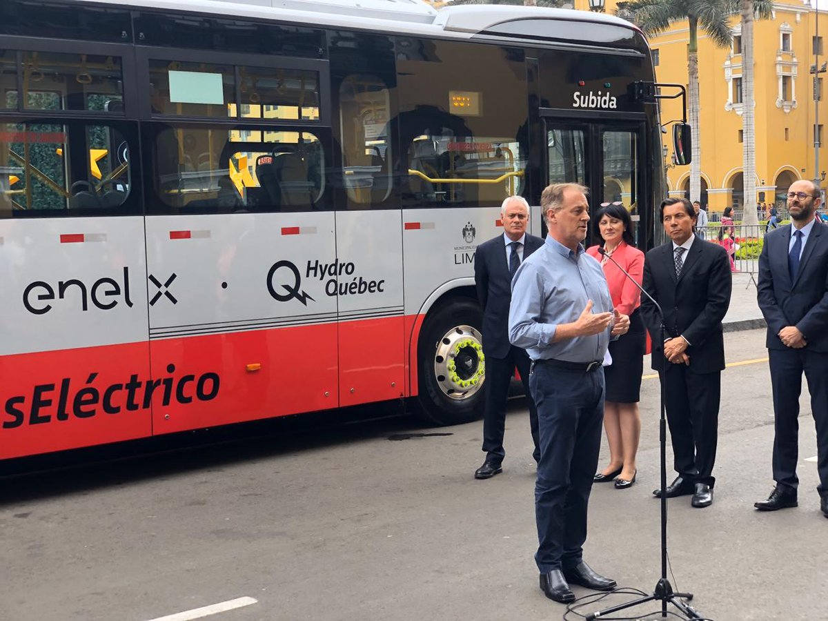 PluzPeru's tweet photo. #LimaEBus estará en marcha blanca todo este fin de semana ¡No contamina,no genera ruido,tiene Wifi, puertos USB; todo en el primer bus eléctrico entregado a la ciudad! 💪 Primeros pasos para el impulso de la #MovilidadEléctrica en #Perú! #CorredorRojo @GSEP_Official @hydroquebec https://t.co/ad1nywENll