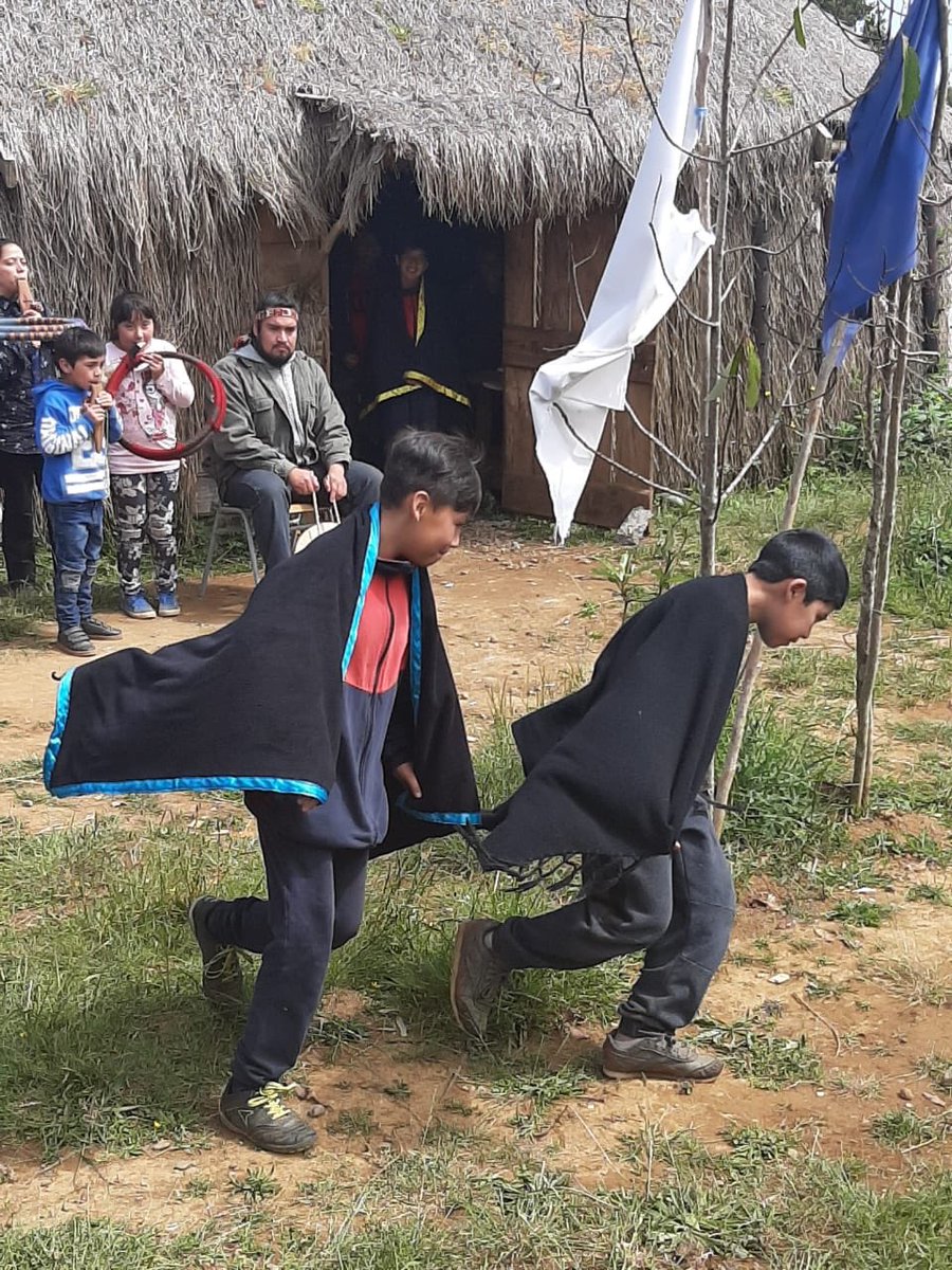 [DESTACAMOS 📌] Nuestra nuestra Escuela Rural Los Pellines,VAldivia realizó una linda ceremonia para despedir a sus estudiantes que egresan de sus respectivos ciclos.
¡Desde DAEM #ValdiviaCL extendemos un cariñoso abrazo a todos ellos y a sus familias!