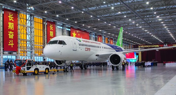 Flashback to 11/2/15 when #COMAC's 1st #C919 (AC101) rolled off the Pudong assembly line, ready for a curtain call! Since then, 4 more C919s have joined the family, with one on the way! #TBT