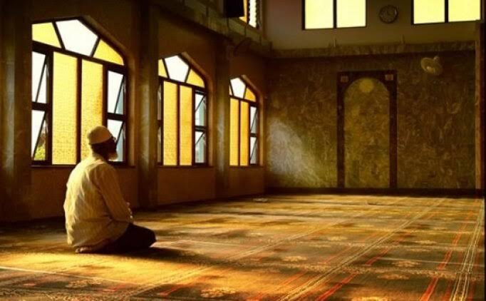 Mânevî olarak namaz; ilâhî huzurda bulunma, tefekkür etme, korku zamanında tesellî verme, neşe zamanında rûhâniyeti takviye etme, îmânı koruma, Cenâb-ı Hak ile ünsiyetin artması gibi feyz ve bereketlerle doludur.
#AslaYalnızYürümeyeceksin
#GelecekPartisi