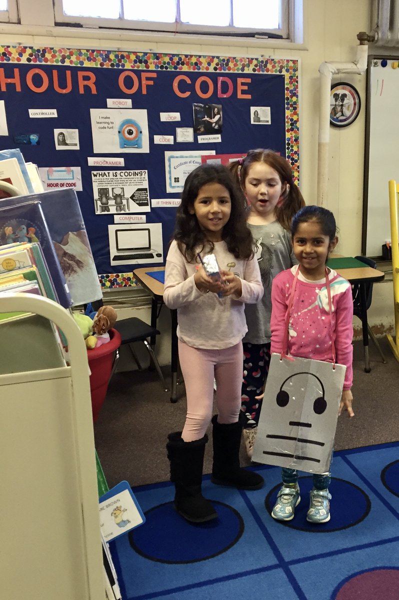 SPSOakMedia's tweet photo. Hour of Code Unplugged in Beal Media! #HourOfCode #BealMedia #BealCoders #ShrewsburyLearns https://t.co/azRZj1CFwy