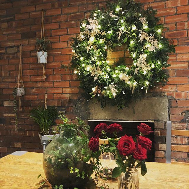 No Christmas tree this year just one giant wreath!!! 🌲🌲🌲 Thanks @whiteleysfarm for all the lovely spruce.
#christmas #christmaswreath #wreath #christmas #christmasflorist #florist #leedsflorist #festive #festiveseason #christmasdecor #homedecor #… ift.tt/2LP9BIL