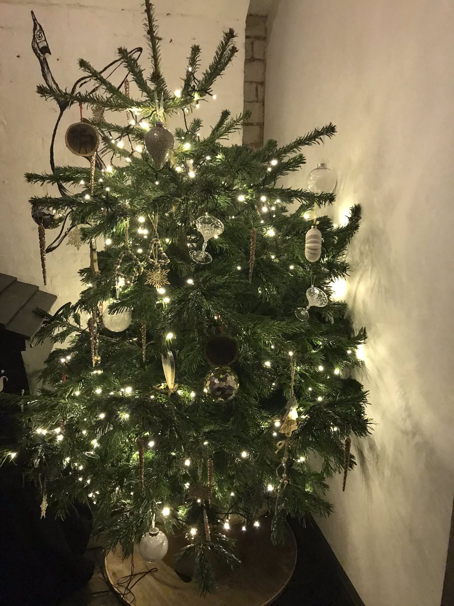 Lovely and festive <a href="/VanguardBar/">The Vanguard Bar</a> this evening. It’s not quite The Winchester, but certainly the right place to be in my opinion;) #raclette #mead #Jewelleryquarter