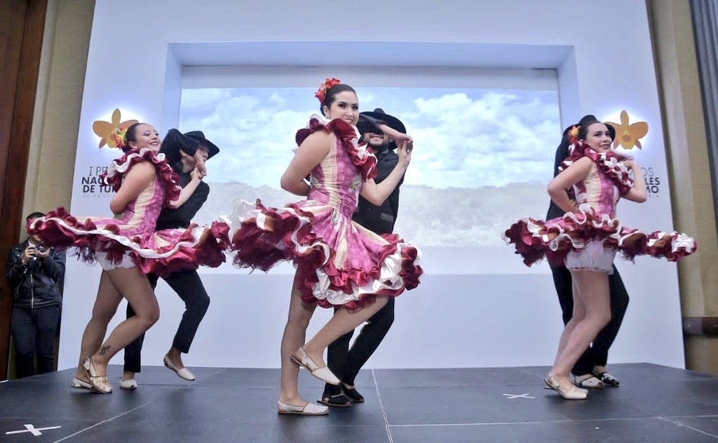 Muy complacido de reconocer a los actores del turismo a través de los Premios Nacionales de <a href="/PROCOLOMBIACO/">PROCOLOMBIA</a>. Ustedes son los verdaderos protagonistas de la consolidación de esta industria como motor de crecimiento y desarrollo en Colombia. #ConstruyendoPaís