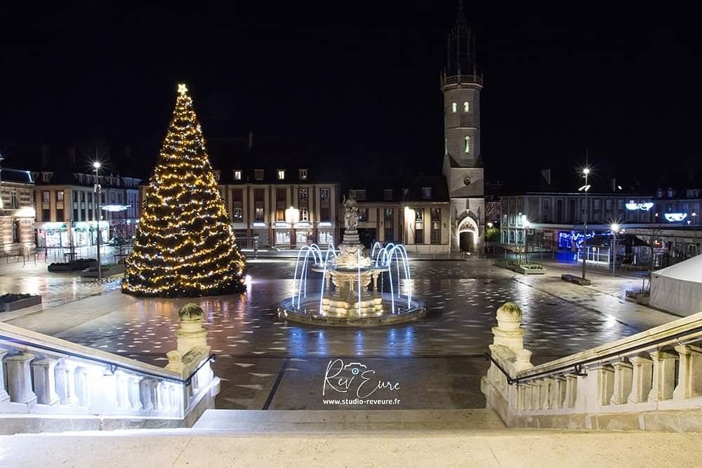 REVEUREPROD's tweet photo. #evreux #decorationevreux #studioreveure #mairieevreux #evreuxnoel #lumiere #illuminationnoel Place de l'hôtel de ville à Evreux (27) Studio Rev'Eure https://t.co/L5HXrBDxXk https://t.co/Kf4Iv8isAv