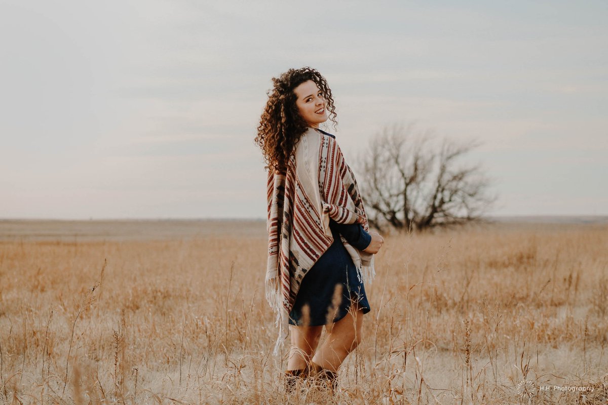 HunterHennes's tweet photo. Simply put, this girl is awesome! One thing I love about Amy is that she is unapologetically herself. She's always happy, smiling, &amp; everywhere she goes, she brightens up the room. This girl has a heart the size of Oklahoma and I am so glad I had the chance to shoot with her! 💜 https://t.co/ux2OnTdqPl