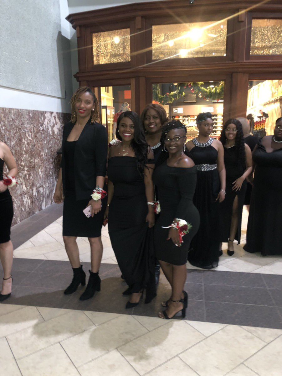 blcktherapist's tweet photo. Last night was awesome!! I was able to chaperone some an amazing, respectful, young gentlemen!! Of course, Kashmere feeder pattern was there in the WORK! #ROSESATMBall https://t.co/vCLgjKIUK7