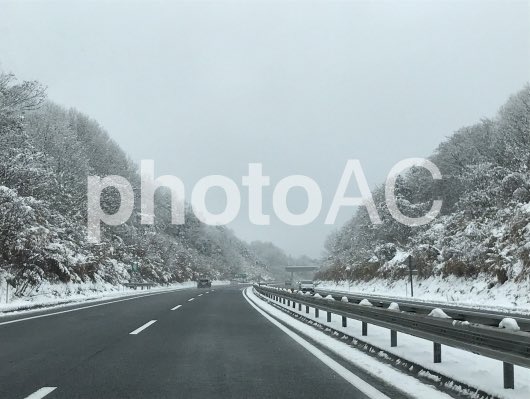 AC79901396's tweet photo. そろそろ雪が降ってくる頃ですね〜❄️
タイヤ交換はお済みですかー⁇
https://t.co/KLMhptKgBo
 @FreebieACより
#写真AC #photoAC #ストックフォト
#帰省 #年末年始 https://t.co/PyGAIuH40j