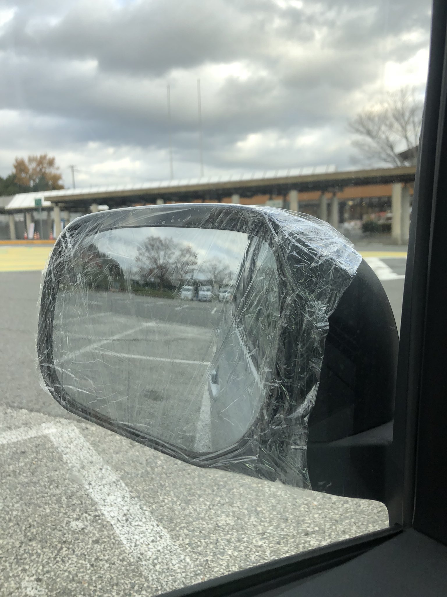 けいすけ 車をぶつけられたお陰でサイドミラーがぷるぷるして剥がれそうなので Saのコンビニで売ってたサランラップで巻いてみた なんなんすかねこれ こんな車見たことないっす T Co Hibjvd9rcq Twitter
