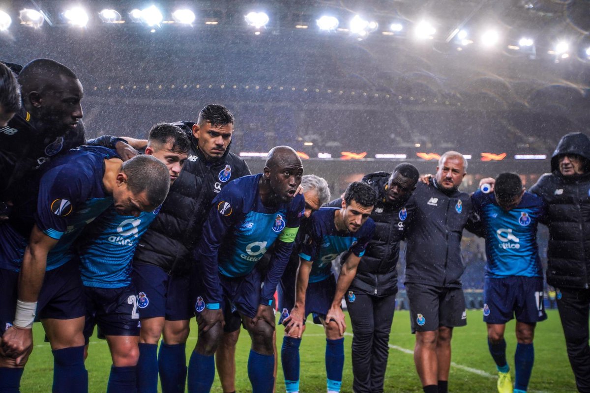 FCPorto's tweet photo. 💙 Dragões Juntos
💪 Lutemos como irmãos
#FCPorto #FCPFEY #UEL https://t.co/1IQowEZbv4
