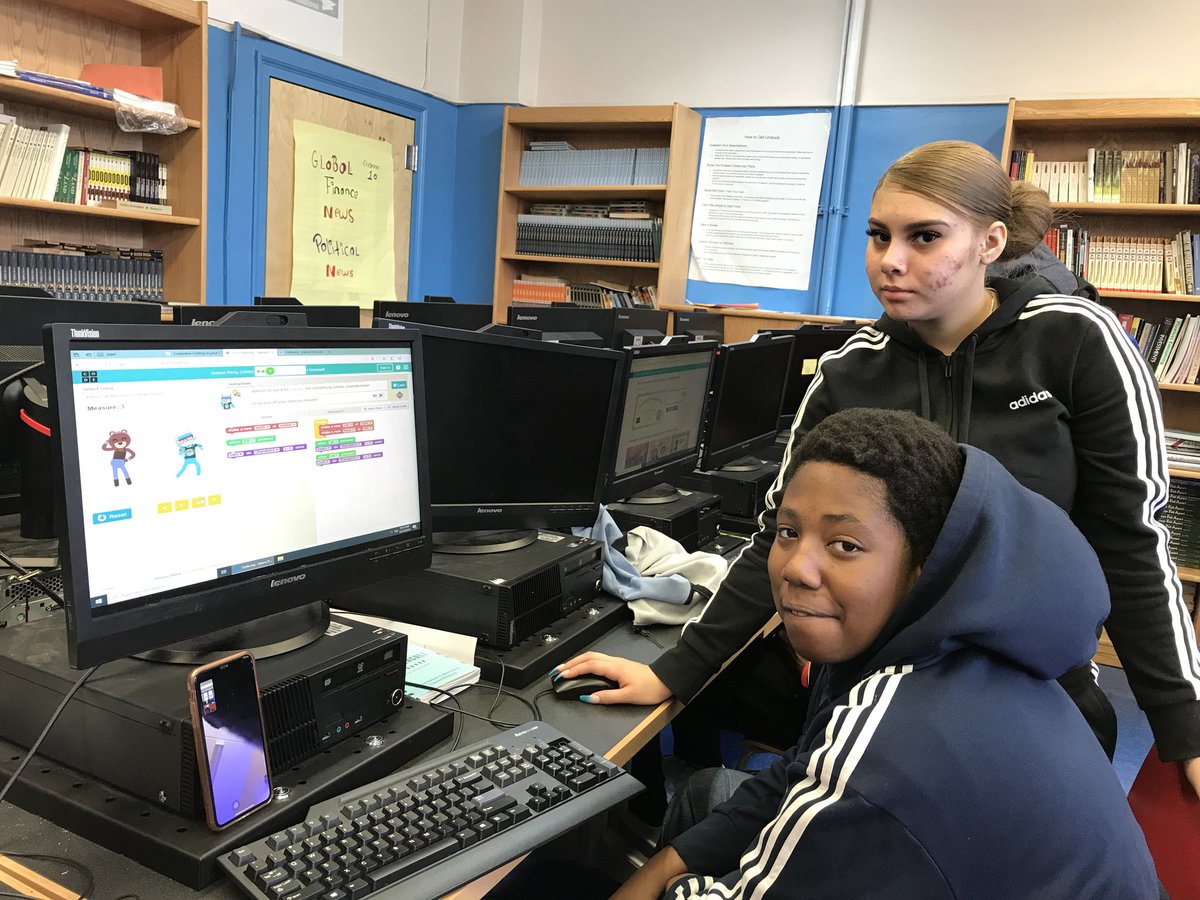 BrooklynGlobal1's tweet photo. After practicing during their #HourOfCode session yesterday, some of our Seniors dropped by our Freshman classes to help them code this morning! #CSEdWeek #CodeBrooklyn #CSForAll #befutureready @BedStuyD16 @BKAGFPrincipal @D16SuptYMartin @ExecSuptKWatts @DOEChancellor https://t.co/JrOCyNIrnn
