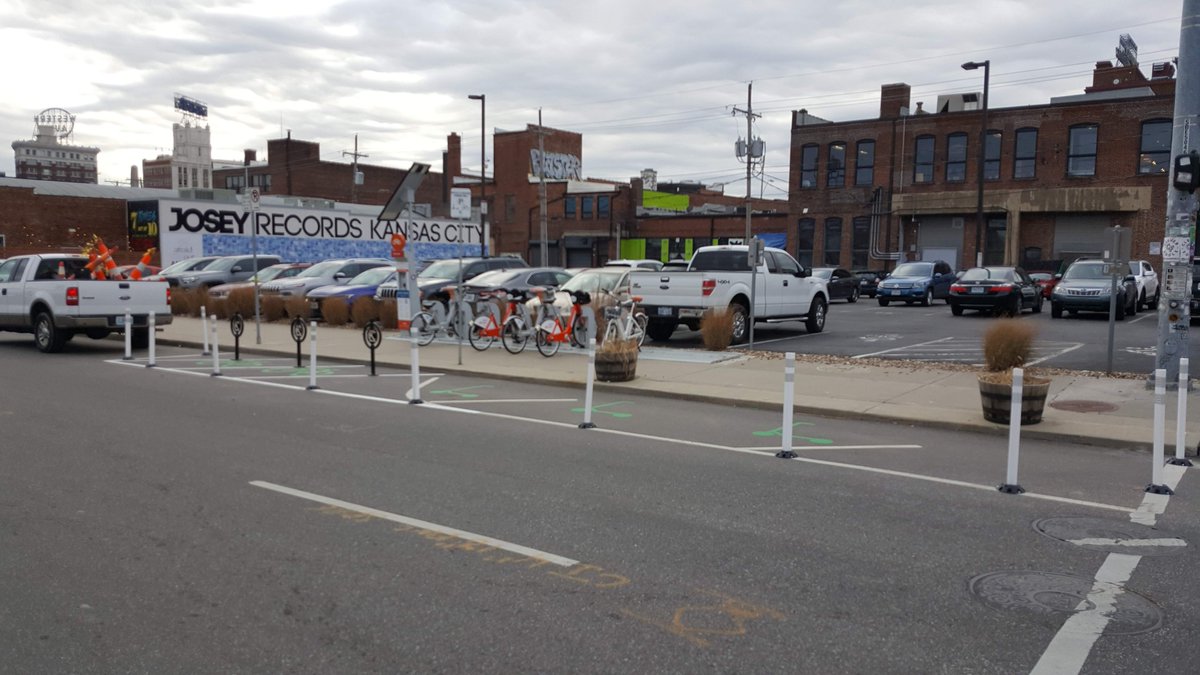 StreetSmartsDB's tweet photo. The 18th and Oak Micromobility Hub is ready for action!

This hub can support six bicycles and up to 25 scooters while also providing a traffic calming affect along Oak Street. 

Placing these hubs in the unused areas of the streets help keep sidewalks clear and free from hazards https://t.co/977faJaOdS