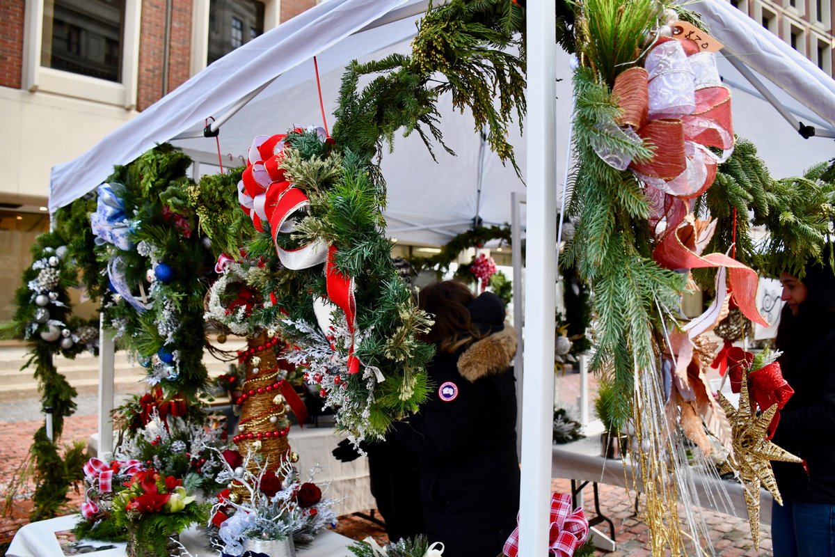 CenterPlazaBOS's tweet photo. A festive and successful Holiday Bazaar - thank you to all of the vendors who participated and to all of the people who braved the cold to support. #holidaygifts #holidayseason @FSGreenery @SynergyBOS @davegreaney https://t.co/2Uo6Gzm0OR