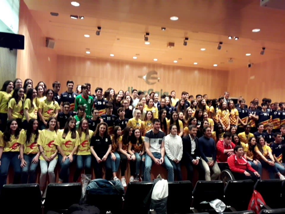 ibercaja's tweet photo. Los jóvenes deportistas e @ibercaja formamos un gran equipo. 
Así es la foto de familia del presente y futuro del deporte aragonés. ¡Vamos! https://t.co/5BfbcV9qMy