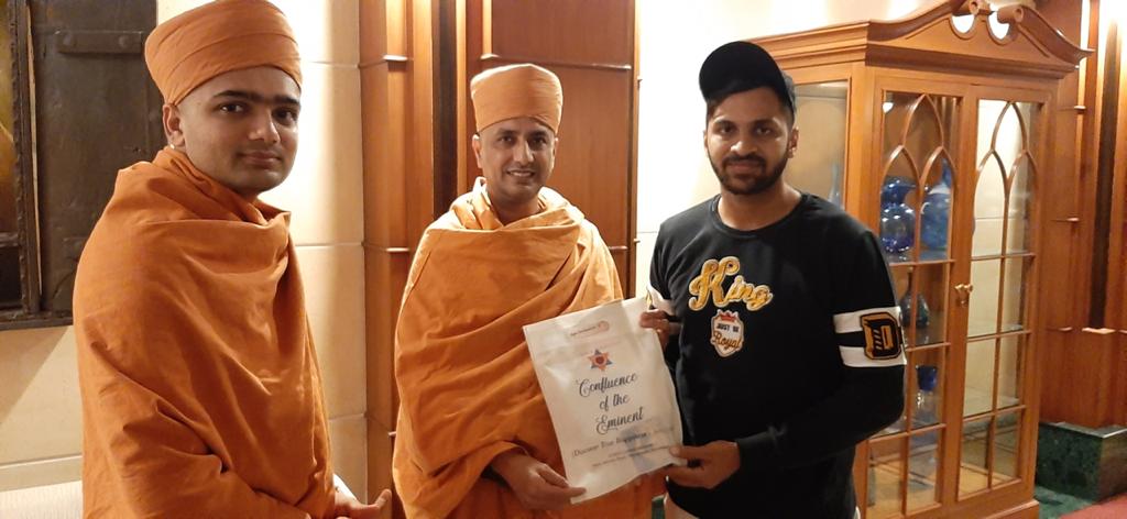 iHaridham's tweet image. @imShard हजारो युवाओं को अपने जोश, फिटनेस एवं बल्लेबाज़ी से प्रेरणा दे रहे क्रिकेटर श्री शार्दुल ठाकुरजी को आत्मीय युवा महोत्सव #AYM2020 के लिए निमंत्रित करते हुए @iHaridham के संतवर्य पू.गुरुप्रसादस्वामी |