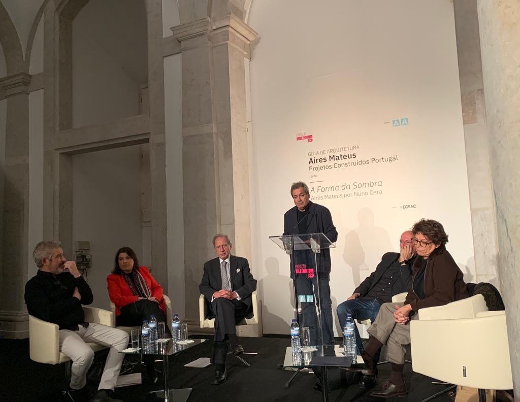 cultura_pt's tweet photo. A #SEAPC na apresentação do Guia de Arquitetura Aires Mateus -Projetos Construídos em Portugal. O trabalho de Manuel e Francisco Aires Mateus é contemporâneo e poético, mas sempre num respeito pelo espaço ocupado,pelas funções pretendidas e pela tradição arquitetónica portuguesa. https://t.co/Ayb4PwV3GT