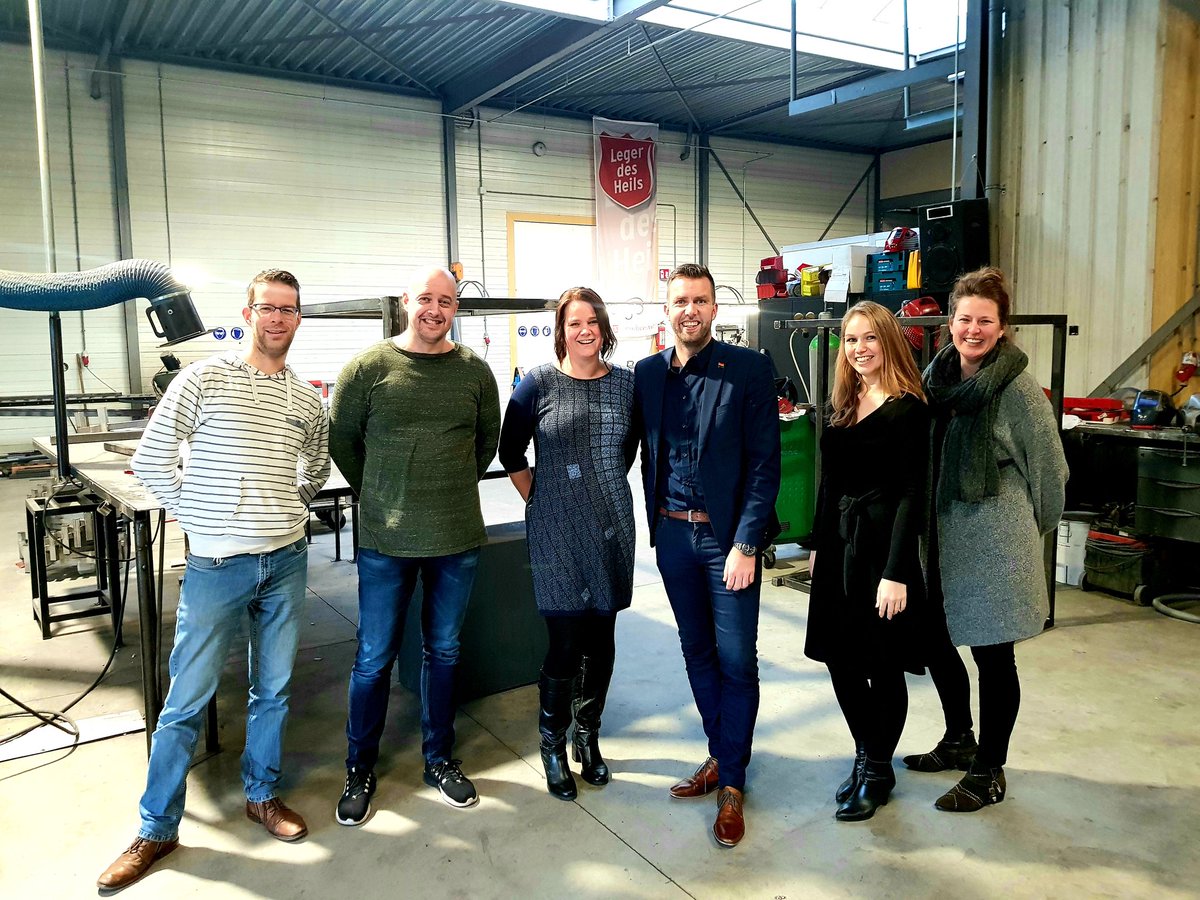 Renate06's tweet photo. @GuidoRink op bezoek bij @LegerdesHeilsN, en dan moet je natuurlijk wel onze mooie locatie 50|50 bekijken aan de Olivier van Noortstraat👍
#legerdesheils #werk #emmen https://t.co/yNWj7ygbXH
