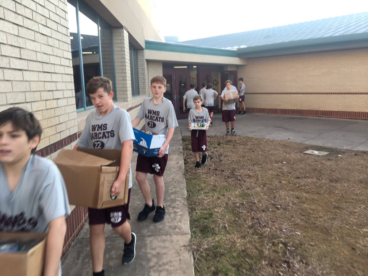 WISDBearcats's tweet photo. Bearcats helping with the Whitesboro Ministerial Alliance Food Drive! Fun to see the kids giving back to the community that supports us so well! #BoroBuilding #BOTOTUFF https://t.co/zKK4Lc0I0v