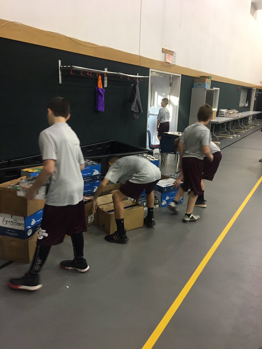WISDBearcats's tweet photo. Bearcats helping with the Whitesboro Ministerial Alliance Food Drive! Fun to see the kids giving back to the community that supports us so well! #BoroBuilding #BOTOTUFF https://t.co/zKK4Lc0I0v