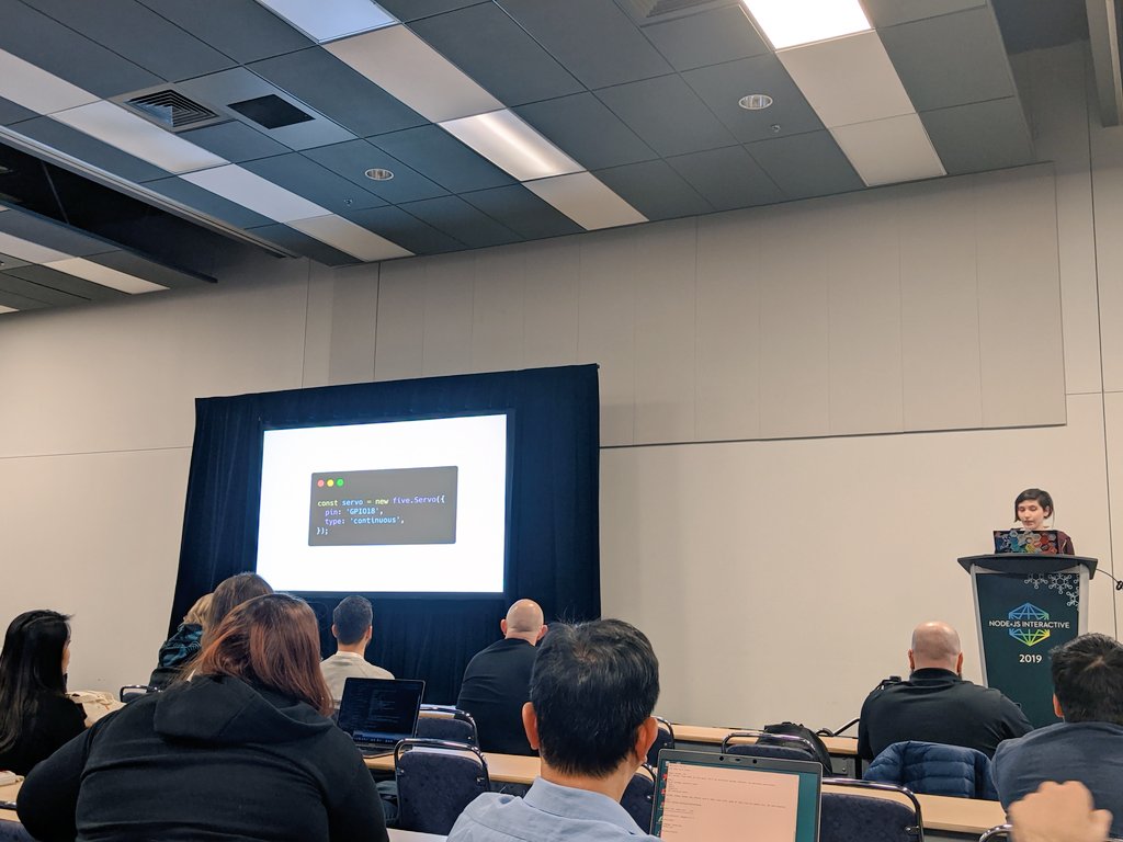 a0viedo's tweet image. About life, robots and cats by @co_constanza this afternoon at #NodeJSInteractive