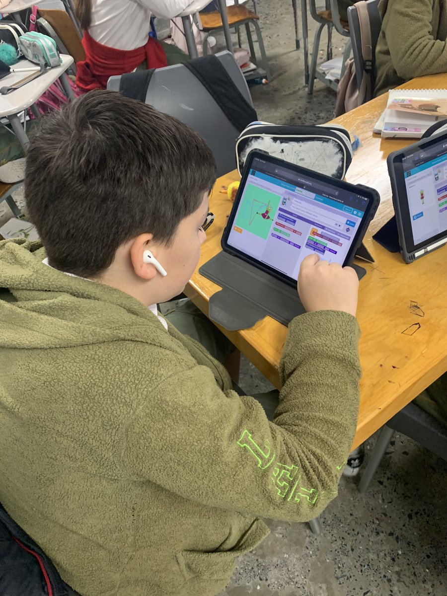 Barbara97685843's tweet photo. 6th graders coding their dance moves #HourOfCode #EveryoneCanCode #SwiftPlaygrounds #AppleDistinguishedSchools #WeInnovate2TransformLAS https://t.co/MZ4rCfIgsB