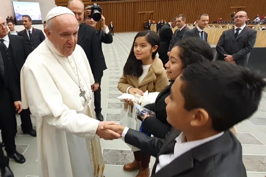 Iglesiastgo's tweet photo. Tres jóvenes chilenos, ganadores del Concurso Audiovisual #JuntosconelPapa, se encontraron con @Pontifex_es en el Vaticano. Mira el video en nuestro Facebook y revive ese emocionante momento👉 https://t.co/qOTZVPDFxS https://t.co/DG4cDjqhIy