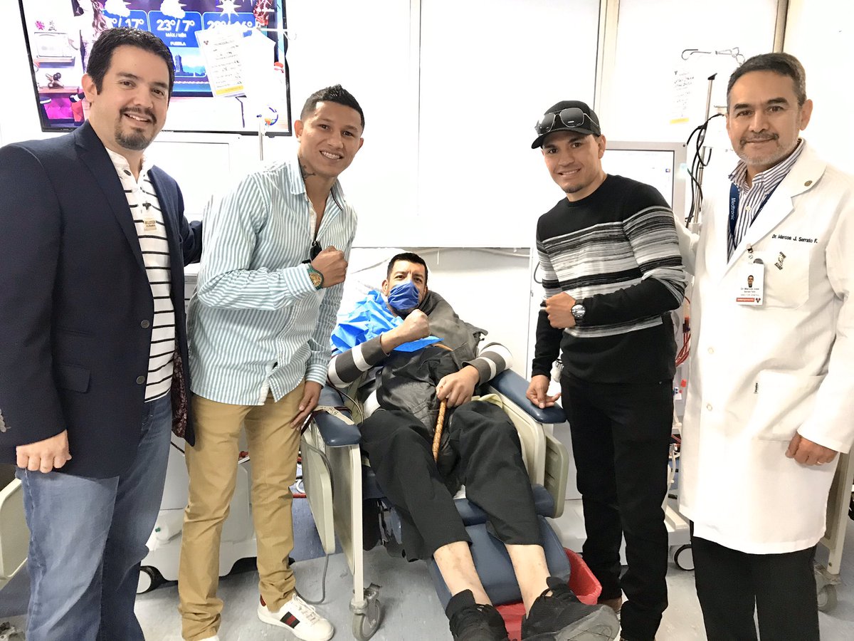 HgeSonora's tweet photo. Hoy nos visitaron los campeones mundiales “El Gallo” Estrada y “Alacrán” Berchelt quiénes acompañando a Fundación Miika y CEESTRA realizaron generosa donación de despensas a pacientes de Hemodiálisis.
#DonaÓrganosSalvaVidas 🙌🏻
#OrgullosamenteHGE 👏🏻
#CEESTRA
#SaludSonora https://t.co/P5DakINRtY