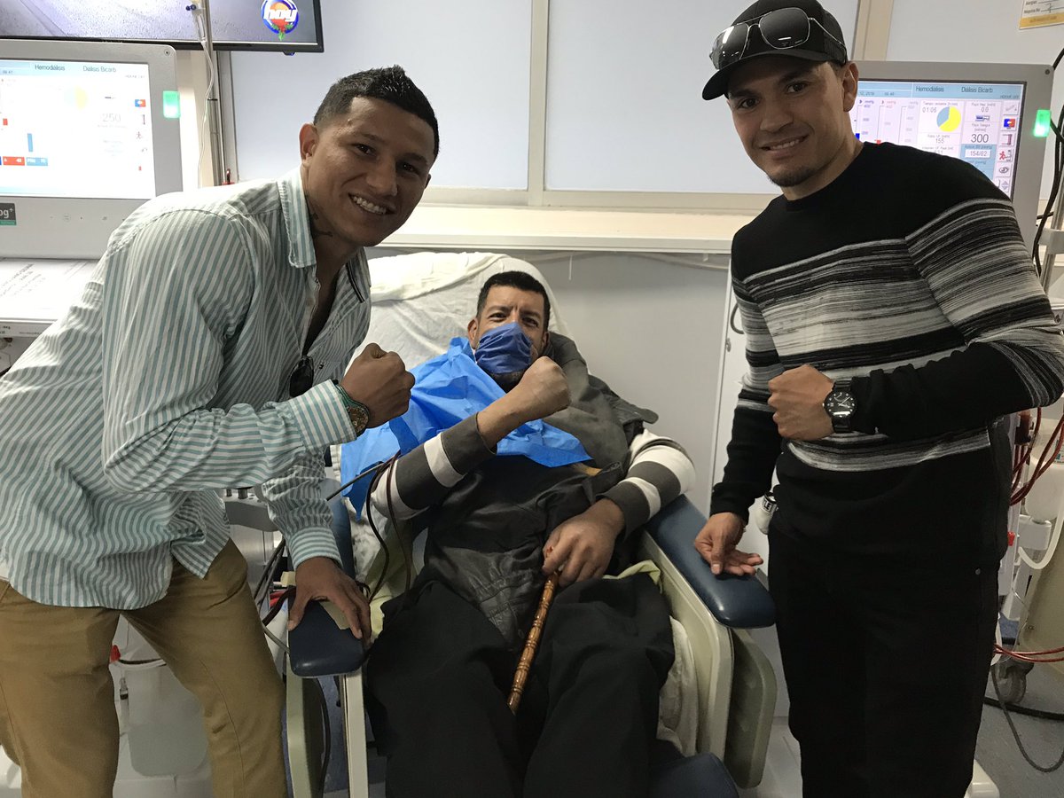 HgeSonora's tweet photo. Hoy nos visitaron los campeones mundiales “El Gallo” Estrada y “Alacrán” Berchelt quiénes acompañando a Fundación Miika y CEESTRA realizaron generosa donación de despensas a pacientes de Hemodiálisis.
#DonaÓrganosSalvaVidas 🙌🏻
#OrgullosamenteHGE 👏🏻
#CEESTRA
#SaludSonora https://t.co/P5DakINRtY