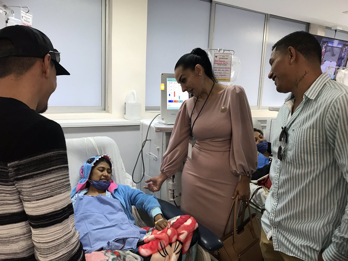 HgeSonora's tweet photo. Hoy nos visitaron los campeones mundiales “El Gallo” Estrada y “Alacrán” Berchelt quiénes acompañando a Fundación Miika y CEESTRA realizaron generosa donación de despensas a pacientes de Hemodiálisis.
#DonaÓrganosSalvaVidas 🙌🏻
#OrgullosamenteHGE 👏🏻
#CEESTRA
#SaludSonora https://t.co/P5DakINRtY