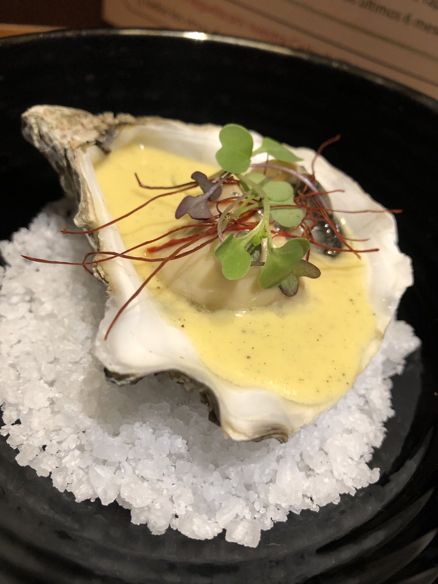 myguiadeviajes's tweet photo. Brutales las dos nuevas tapas del #chefinvitado de @KGBmalaga !!! @pablomarinojose ha hecho dos obras de arte: ostra con ají amarillo y bocata de calamares con ajo negro y rucula. No os las perdáis porque son una delicia! https://t.co/MGNMgHDyeZ