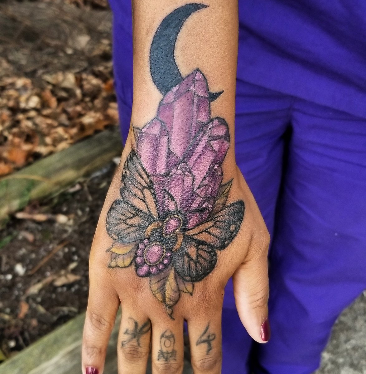 ellexusnicole's tweet photo. Finished this job stopper today, the lines are healed #Youngstown #youngstownohio #ohio #ohioartist #ohioart #apprentice #apprenticetattoo #apprenticeart #femaleapprentice #femaleartist #femaletattooartist #girlswithtattoos #butterflytattoo #crystaltattoo #crystalcluster https://t.co/owzaBHYCjx