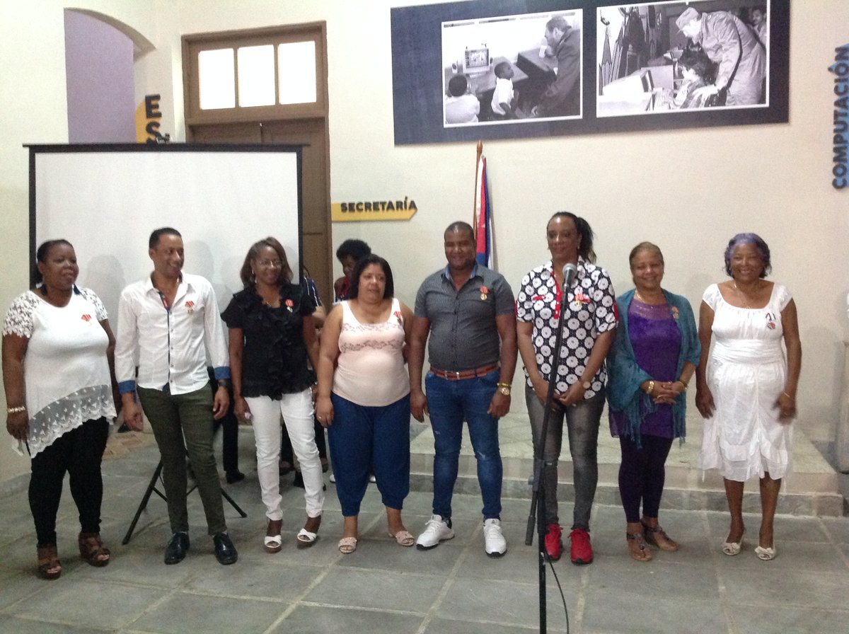 Educadores que recibieron la Medalla José Tey por su labor y dedicación diaria en la educación.
#CubaMined #EducaHabana #Tania_taniaVa #LeyanOlivares <a href="/elsa_ena/">Ena Elsa Velázquez Cobiella</a> #FalconYoania