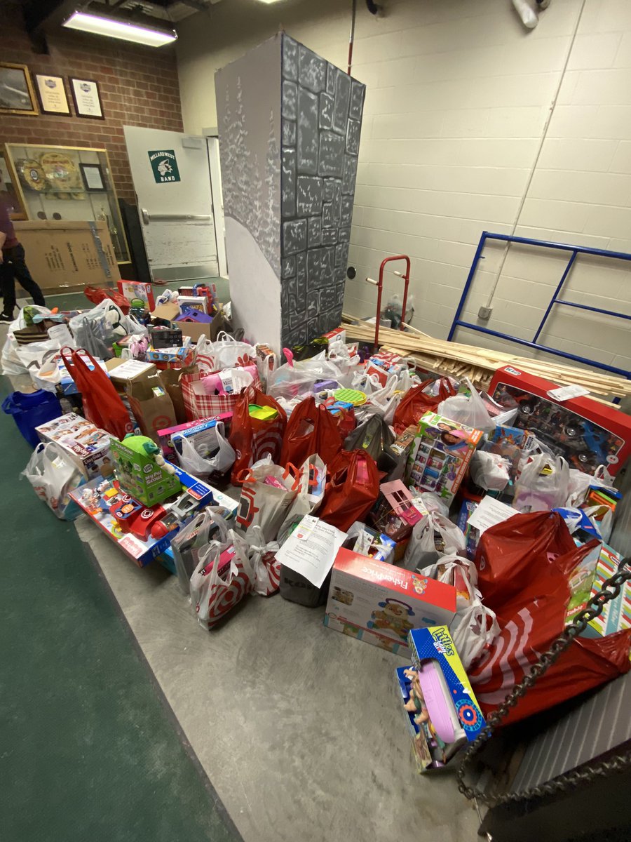 MW_Stuco's tweet photo. All of the toys Student Council collected from QT’s for the Salvation Army ! Awesome job Millard West ! https://t.co/7YOY1hpIrB