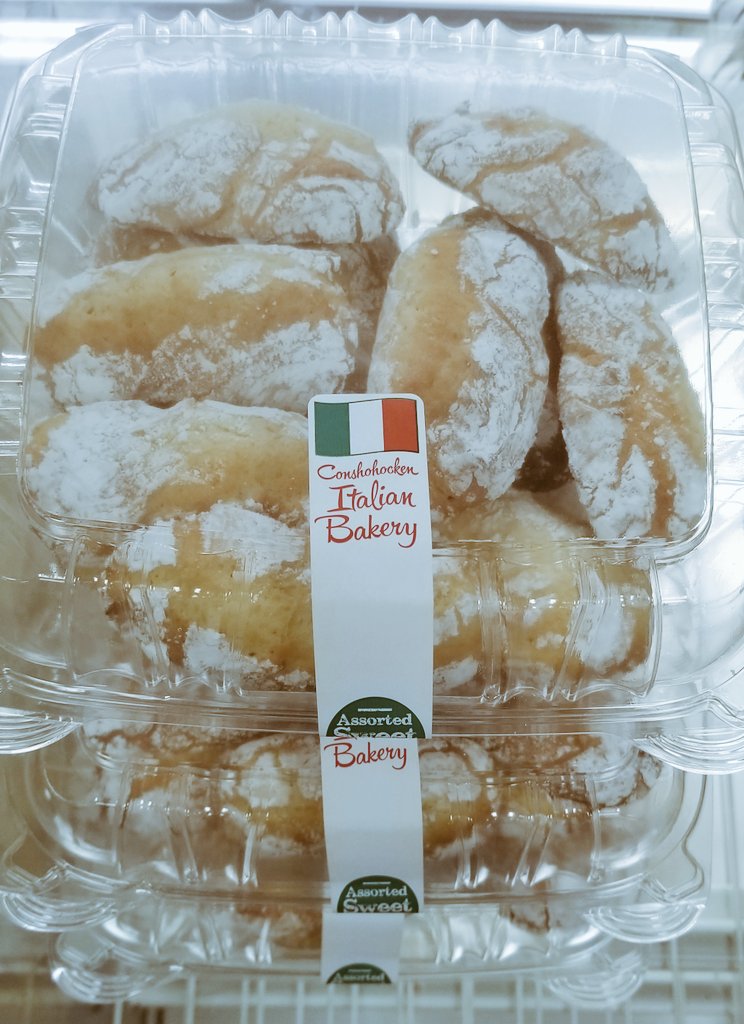 ConshyBakery's tweet photo. And more Italian cookies! #freshbatch #keeponbaking #cookieseason https://t.co/DZOck6QTCp
