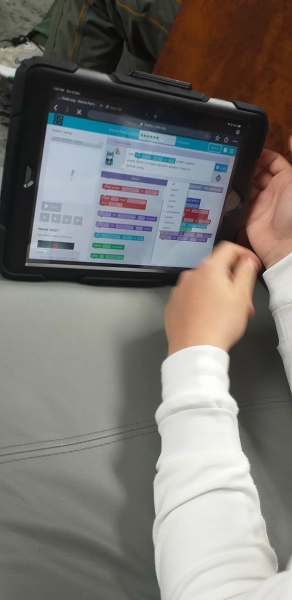 MissDannyZuLe's tweet photo. 6th graders coding dance moves. #HourOfCode #EveryoneCanCode #AppleDistinguishedSchools #WeInnovate2TransformLAS https://t.co/r8D568otmv