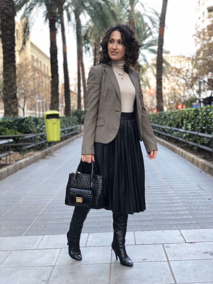 soypaulavelasco's tweet photo. Foto número 1: voy a posar. Foto número 2: pasa una maleducada y desconsiderada. He ahí mi reacción. Cuál mola más? 🤣
#felizjueves😘 #faldamidi #fashionblogger #bloggervalencia
#plisada #elegante #workingoutfit #lowcost #naturalcurly #curly #curlyhair #rizosnaturales #cgm https://t.co/UgljvxhePm