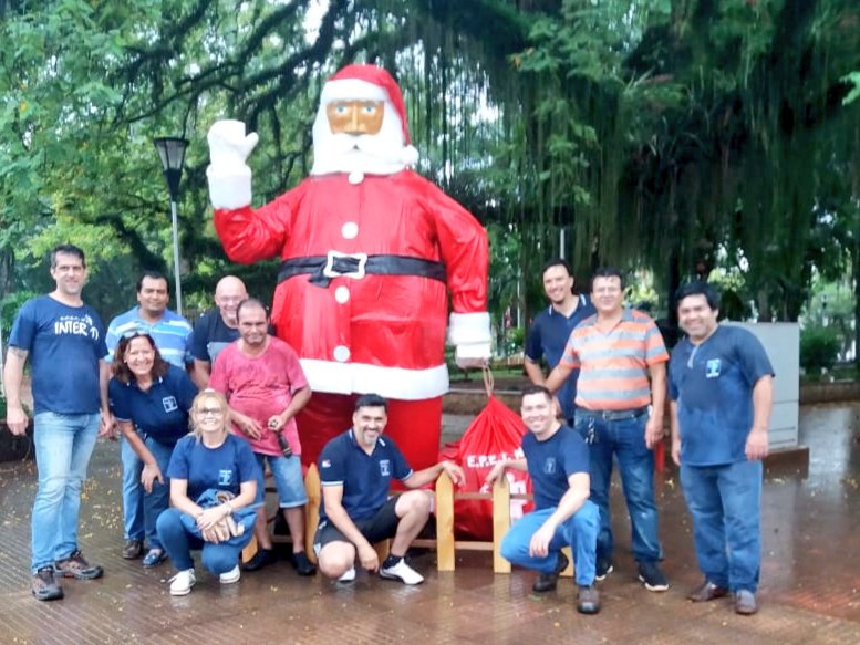 mariluleverberg's tweet photo. Trabajo de alumnos y profes #EPET6 #Eldorado 💪🏻‼Capitana,la diré deleg Sonia Pantiu
Felicitaciones! Colaboran con la comunidad para alegría de todos! Estará ubicado #PapaNoel en Plaza Sarmiento 🎄 felices fiestas #escuelamisionera @herrerayflia @miguel_sedoff @udpm_misiones https://t.co/bAsi1JqbuO