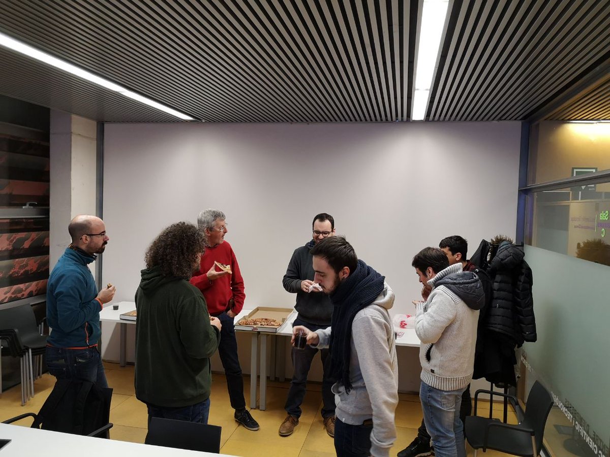 PythonGirona's tweet image. #pyzza time cortesia de @python_es, moltes gràcies!!!!