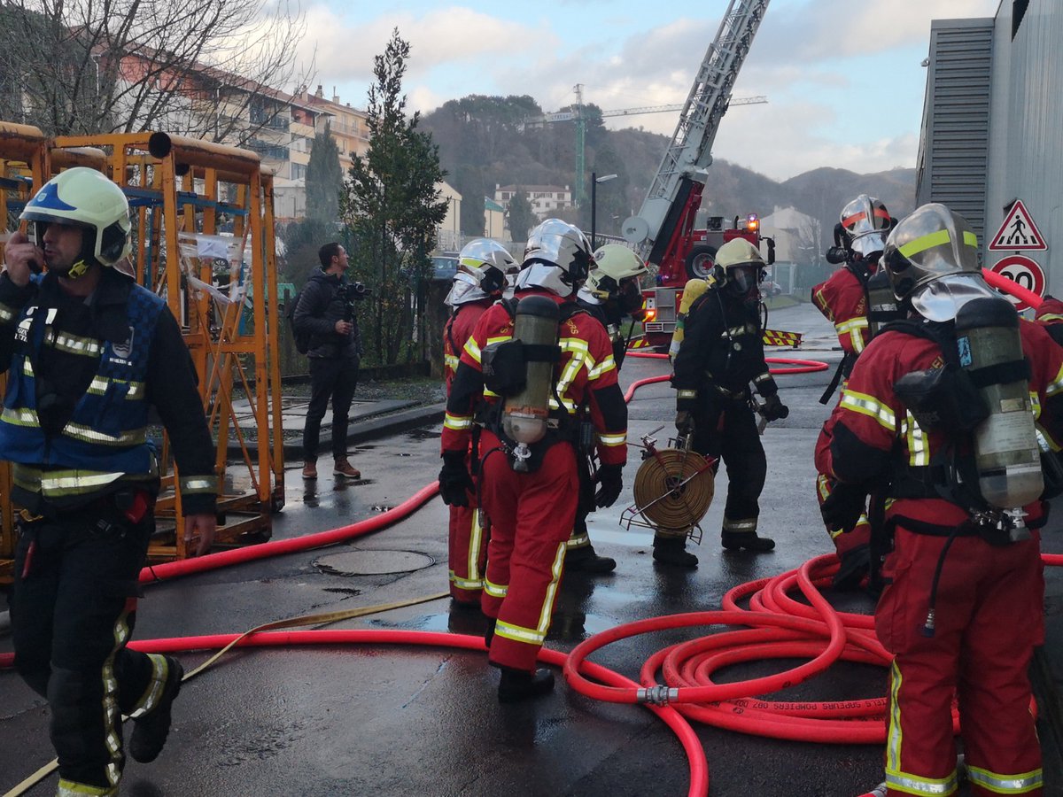 SuhiltzaileGIP's tweet photo. #poctefaalert mugazgaindiko koordinazio proiektua dela eta, atzo simulakro bat egin genuen #bidasoa eta Hendaiako suhiltzaileek Joncaux poligonoan dagoen lantegi batean. Bertan produktu kimikoak dauden industriako #sute bati aurre egiteko trebatu ginen. https://t.co/RgyXZPXXQD
