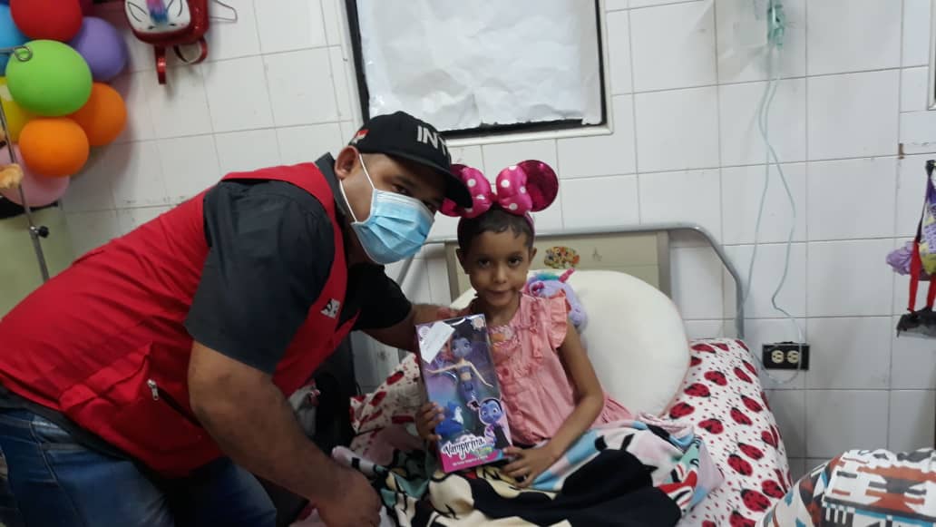 BarcelonaIntt's tweet photo. Hoy la Or Barcelona , nos trasladamos al oncológico del hospital razzety acá en Anzoátegui dónde hicimos entrega de juguetes a 35 niños y niñas de diferentes edades compartiendo con ellos un poco de alegría de la navidad TUPAMARO ejemplo de lucha https://t.co/sthEgOTzT7