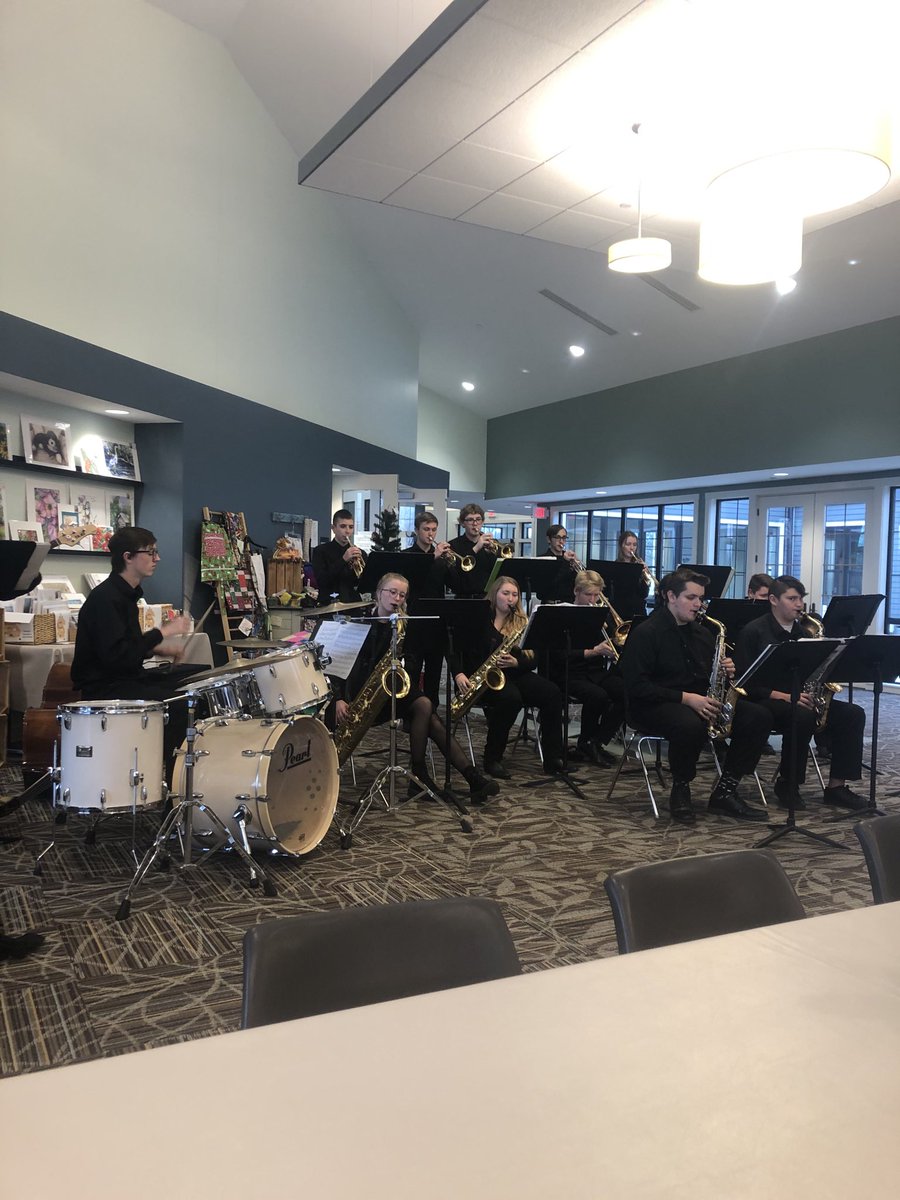 VanderwallCraig's tweet photo. Jazz Band at Georgetown Commections! #fireupgoeagles https://t.co/AiMWanF4xz