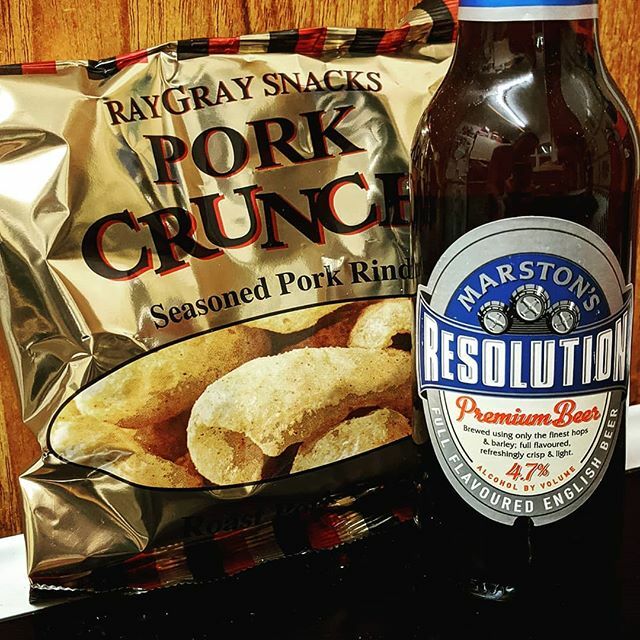hairybarsnacks's tweet photo. #MerryChristmas #porkscratchings &amp; #beer #adventcalendar door number twelve. 
I bet you can't guess tomorrow's combination!
_
#raygray #pork #crunch with  #resolutionbeer from #marstonsbrewery
_
#scratchings #porkcrackling #porkcrunch #porkscratchingsadv… https://t.co/yxCICLq3YF https://t.co/JmdKzuWlKZ