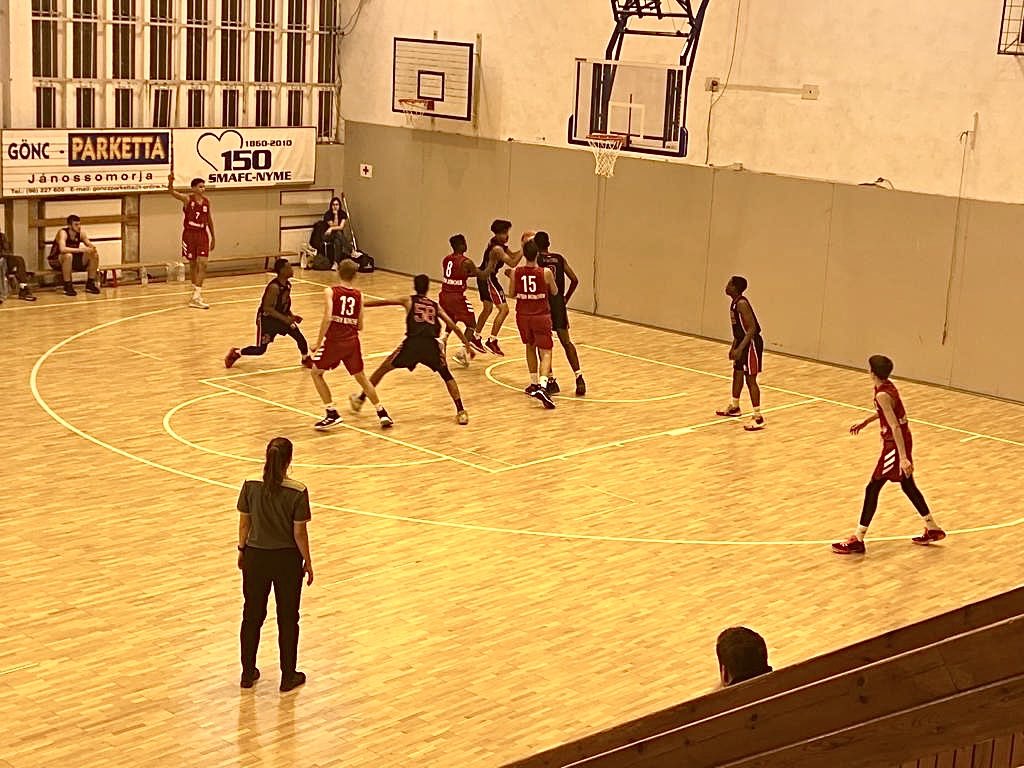 FCBB_Campus's tweet photo. Gelungener Auftakt für die #JBBL in die erste Runde der #EYBL! 👍🏼✔️
Gegen London United zeigten die Jungs von Florian #Wedell die erhoffte Reaktion auf die die Niederlagen in der @dieNBBL zuletzt. Morgen um 15 Uhr geht es gegen #Sopron. #FCBB_Jugend https://t.co/xhnc6npzl0