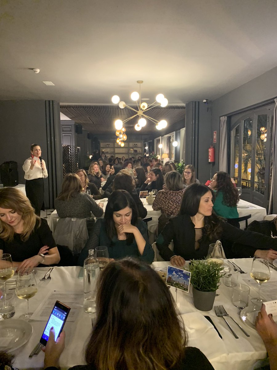 eiblasco's tweet photo. Cena de Navidad @evap_bpw #volarysoñar 120 mujeres compartiendo nuestros éxitos 2019 y soñando con el nuevo año https://t.co/D9QAG3fwG4