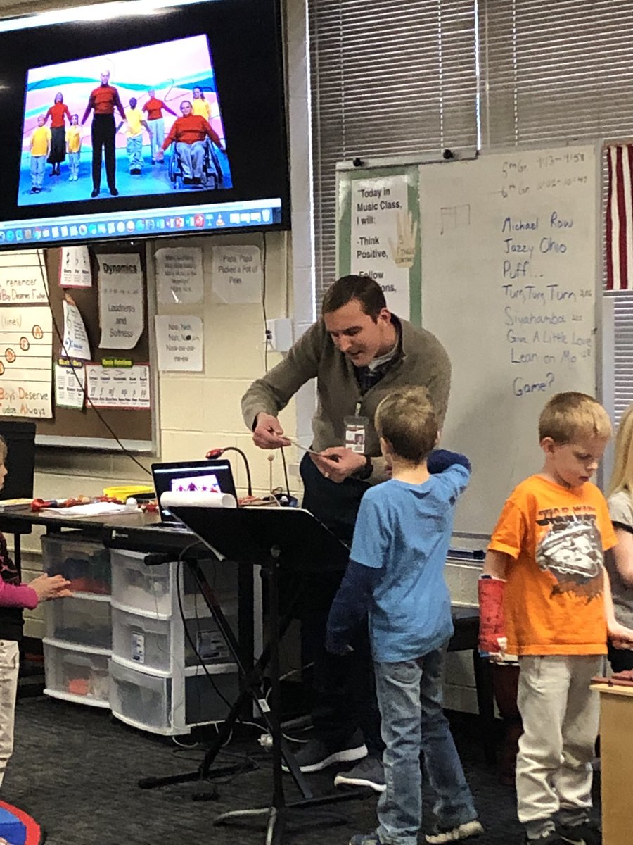 TracyGerardi's tweet photo. Joy’s kindness challenge today was passing out candy canes with sweet little notes & pictures to the teachers. This was their favorite challenge yet! #BURocks #kindnesself #spreadingkindness https://t.co/GOmhnTxMW0