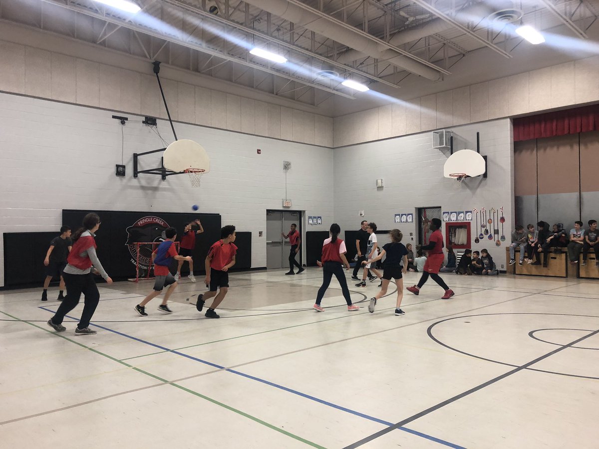CoachWilliams87's tweet photo. Intermediate handball semi-finals were pretty exciting at lunch today!
#intermurals #handball @PringleCreekPS https://t.co/2AZjcdGjt8