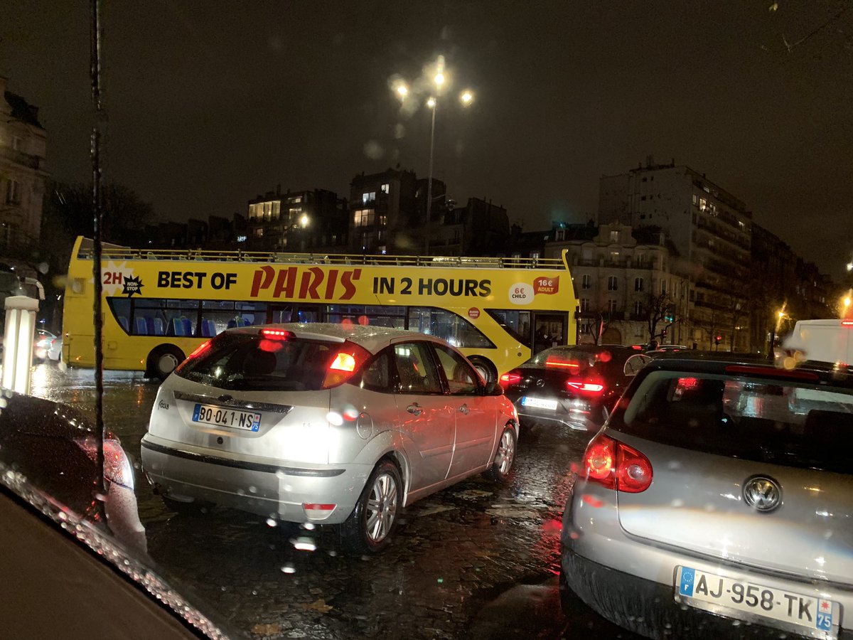 loJNPR's tweet photo. Paris 17eme, le 12/12, les touristes ne verront que ce carrefour ce soir ,500m en 1h! #greves #iloveparis https://t.co/rMZ6d0zXtk