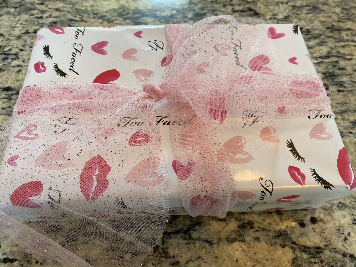MeggieEdd's tweet photo. There are very few customer experiences that impressed me.  Thank you #twofaced for sending my Christmas gift and a beautiful package and including free wrapping paper in a bowl! #itsthelittlethings #brandloyalty #makeup https://t.co/WlNATgHwZV